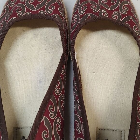 UGG Women's 8 Red and Brown Patterned Women's Flats - Picture 5 of 7